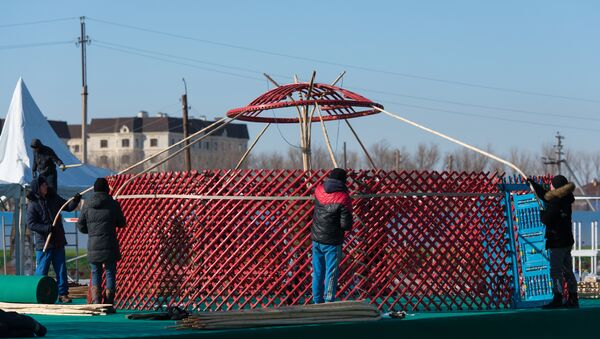 Установка юрты к Наурызу в Астане - Sputnik Казахстан