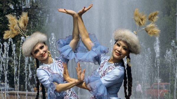 Казахские девушки в национальных костюмах - Sputnik Казахстан