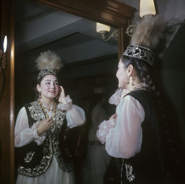 Назарбаев поздравил певицу Бибигуль Тулегенову с 90-летним юбилеем - Sputnik Казахстан