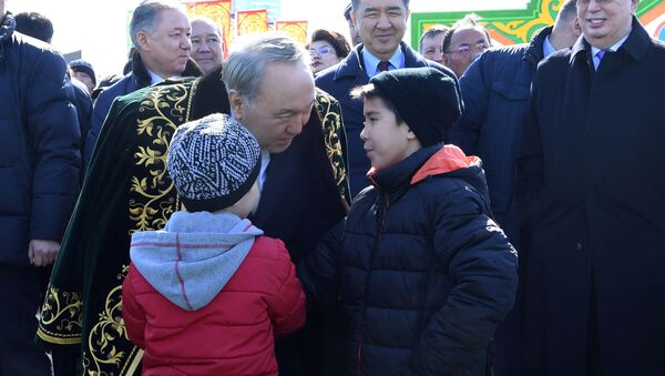 Нурсултан Назарбаев на праздновании Наурыза - Sputnik Казахстан