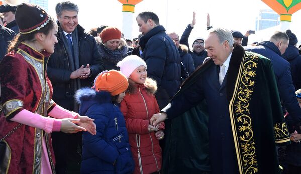 Нурсултан Назарбаев на праздновании Наурыза в Астане - Sputnik Казахстан