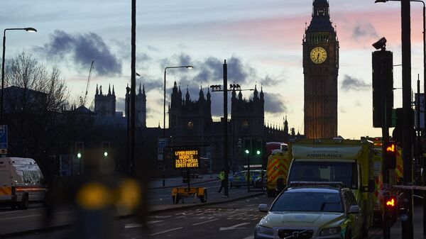 Автомобили аварийно-спасательных служб рядом со зданием парламента в Лондоне, где 22 марта 2017 года произошел теракт - Sputnik Қазақстан