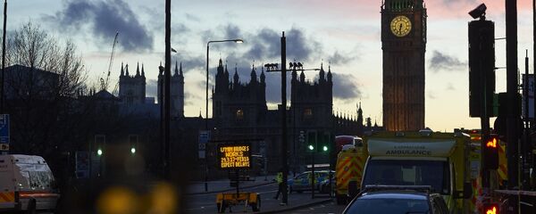 Автомобили аварийно-спасательных служб рядом со зданием парламента в Лондоне, где 22 марта 2017 года произошел теракт Автомобили аварийно-спасательных служб рядом со зданием парламента в Лондоне, где 22 марта 2017 года произошел теракт - Sputnik Казахстан