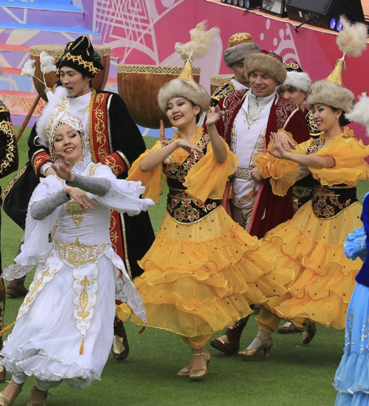 Әйелдер дәретханада жыныстық қатынасқа түседі