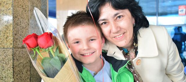 Рома Корнеев с воспитателем - Sputnik Казахстан