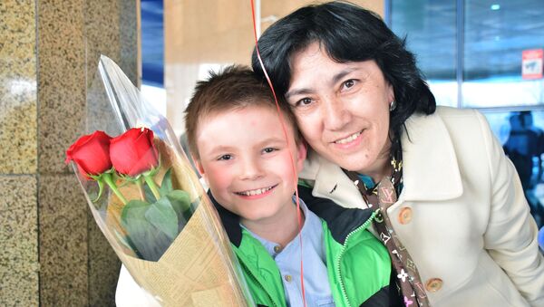 Рома Корнеев с воспитателем - Sputnik Казахстан