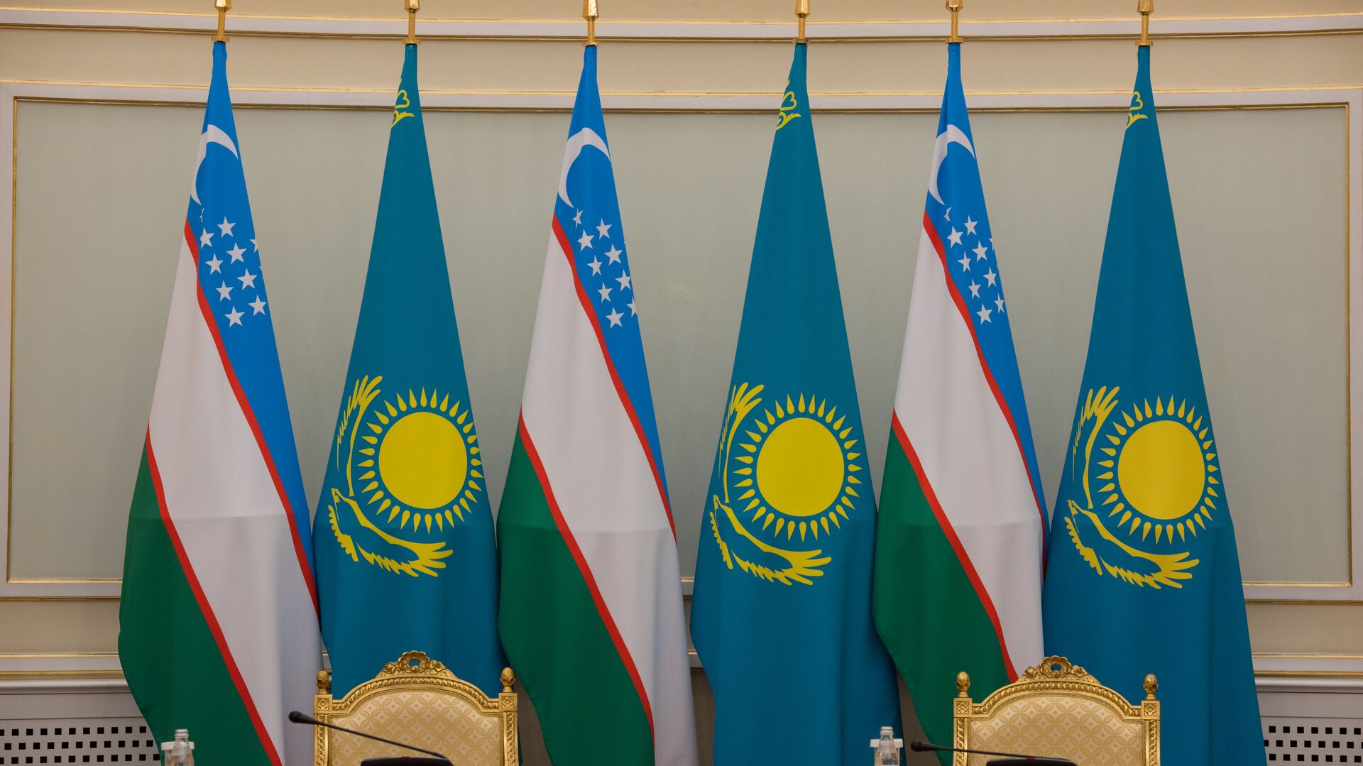 Флаги Казахстана и Узбекистана - Sputnik Казахстан, 1920, 24.07.2022