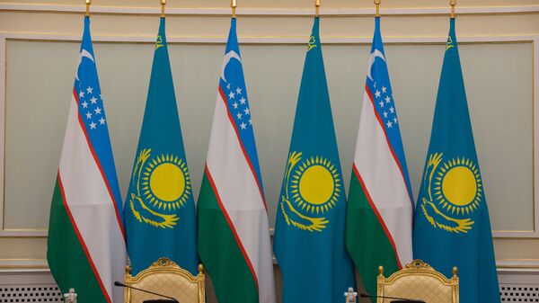Флаги Казахстана и Узбекистана - Sputnik Қазақстан