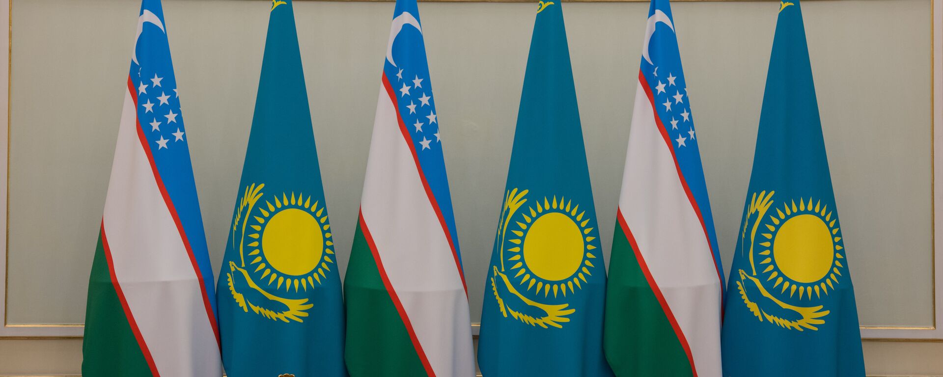 Флаги Казахстана и Узбекистана - Sputnik Казахстан, 1920, 10.07.2023