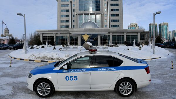 Автомобиль дорожной полиции Казахстана у здания у одного из отелей в Астане - Sputnik Қазақстан