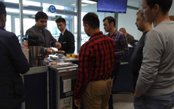 Пассажирам задержанного рейса Эйр Астаны раздали горячее питание - Sputnik Казахстан