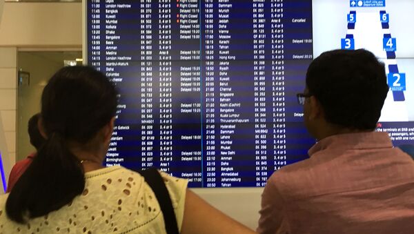 Пассажиры смотрят расписание рейсов в аэропорту Дубая - Sputnik Казахстан
