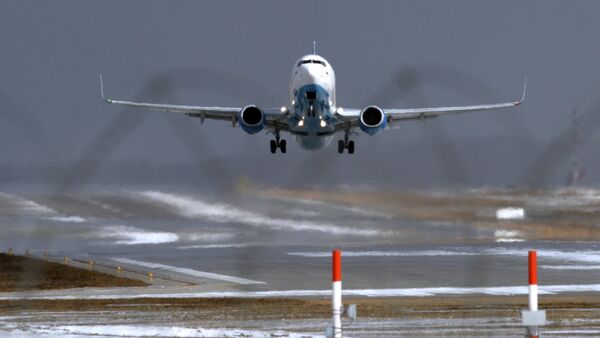 Самолет совершает посадку в аэропорту, архивное фото - Sputnik Казахстан