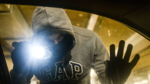 Мужчина в маске заглядывает в окно автомобиля, иллюстративное фото - Sputnik Казахстан