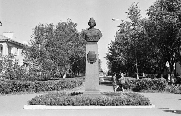 Памятник Алие Молдагуловой - Sputnik Казахстан