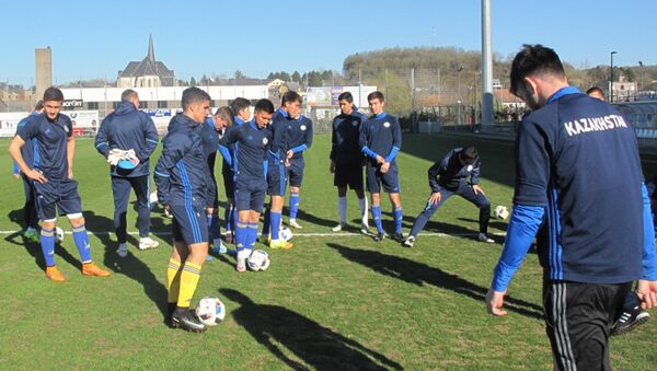 Казахстанская молодежная сборная по футболу во время тренеровок перед матчем - Sputnik Казахстан