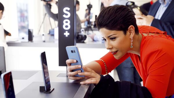 Женщина делает фото на смартфон Samsung Galaxy S8 - Sputnik Казахстан
