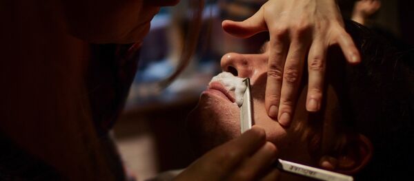 Архивное фото мастера в мужском салоне - Sputnik Казахстан