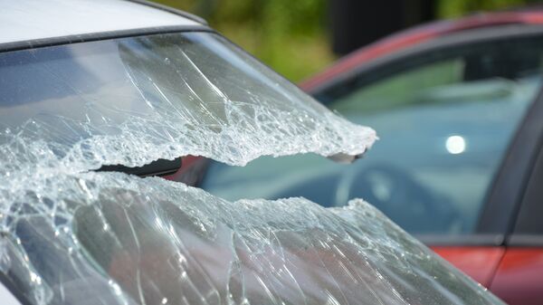 Разбитое стекло автомобиля, иллюстративное фото - Sputnik Казахстан