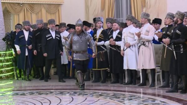 В шлеме и латах: Кадыров в доспехах пришел на праздник Дня чеченской женщины - Sputnik Қазақстан