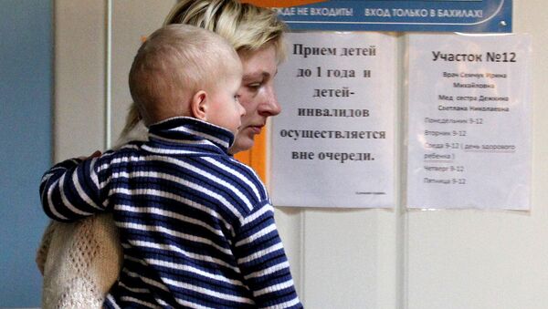 Архивное фото матери с ребенком в детской поликлинике - Sputnik Казахстан