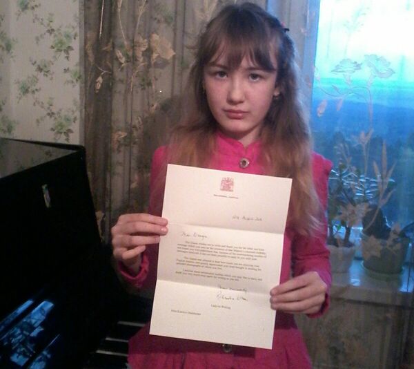 Ксения Дудченко из Саянска, получившая письмо от британской королевы Ксения Дудченко из Саянска, получившая письмо от британской королевы - Sputnik Казахстан