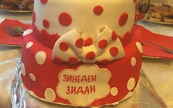Торт в честь Дня рождения Зинедена Зидана - Sputnik Казахстан