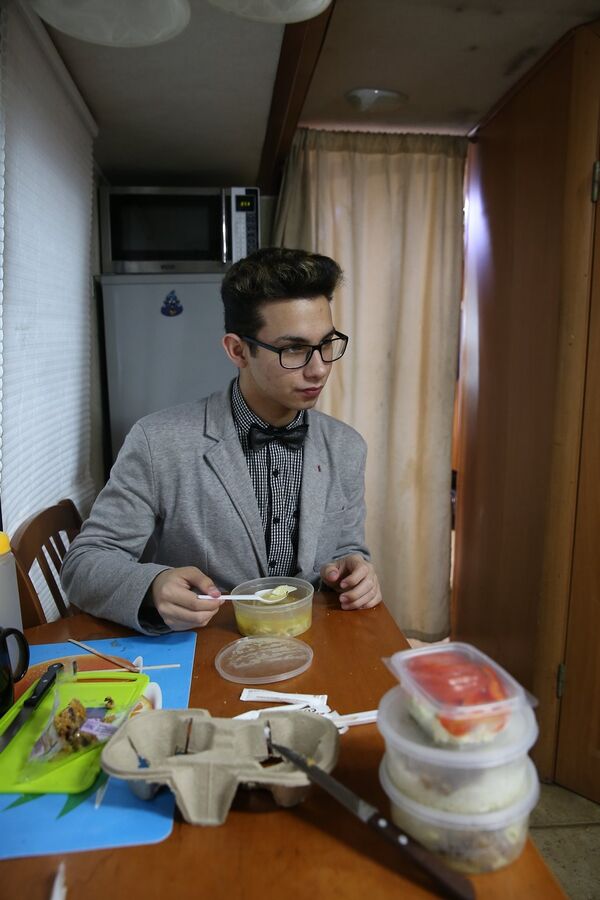 Конкурсант Ты супер! на съемках сериала По ту сторону смерти Конкурсант Ты супер! на съемках сериала По ту сторону смерти - Sputnik Казахстан