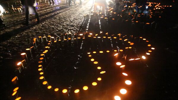 Японцы зажгли свечи в память жертв цунами и землетрясения 2011 года - Sputnik Казахстан