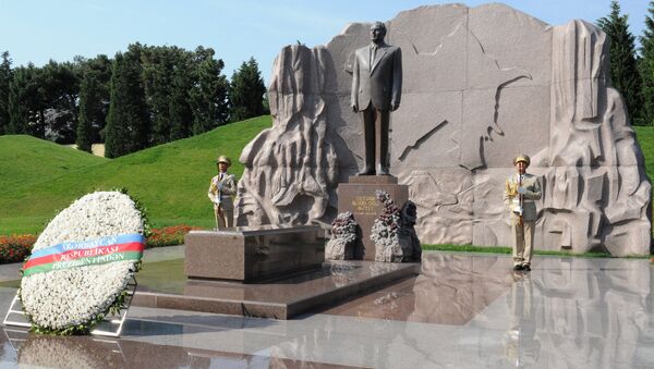 Архивное фото могилы Гейдара Алиева в Баку - Sputnik Казахстан