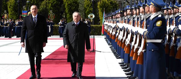 Президент Казахстана Нурсултан Назарбаев и глава Азербайджана Ильхам Алиев Президент Казахстана Нурсултан Назарбаев и глава Азербайджана Ильхам Алиев - Sputnik Казахстан