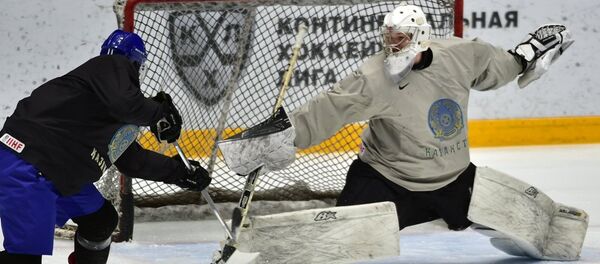 Голкипер сборной Казахстана по хоккею Виталий Колесник - Sputnik Казахстан