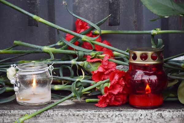 Цветы и свечи в память о жертвах теракта в метро Санкт-Петербурга возле Генконсульства Алматы - Sputnik Қазақстан