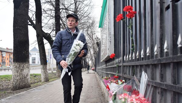 Алматинцы несут цветы к Генконсульству РФ в память о жертвах теракта в метро Санкт-Петербурга - Sputnik Казахстан
