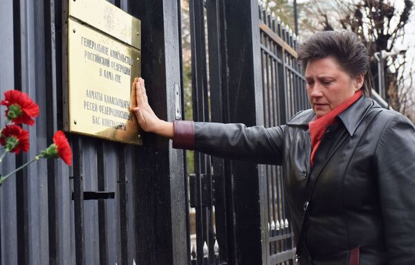 Алматинцы несут цветы к Генконсульству РФ в память о жертвах теракта в метро Санкт-Петербурга - Sputnik Қазақстан