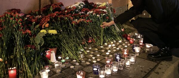 Цветы в память о погибших в метро Санкт–Петербурга - Sputnik Казахстан