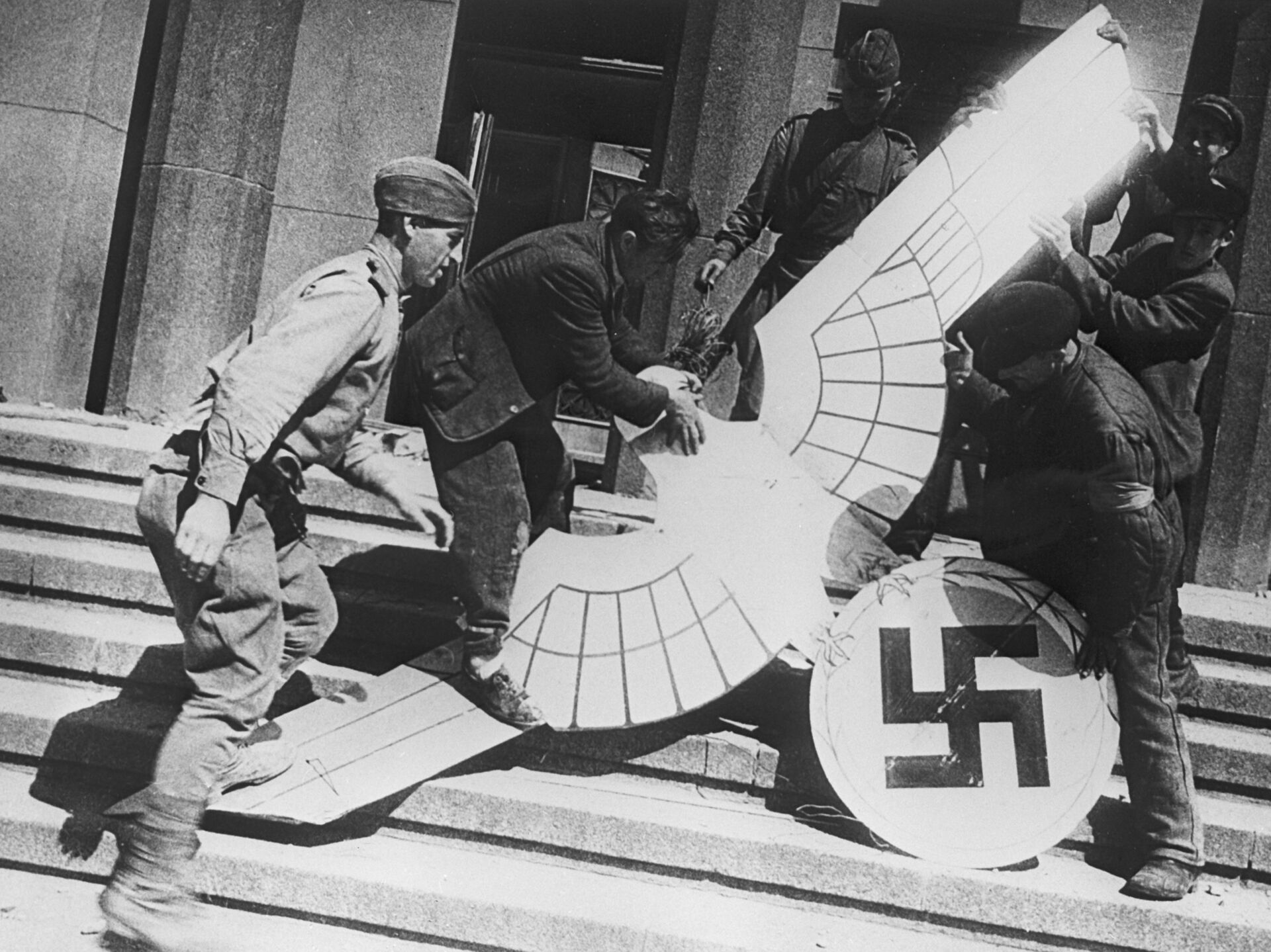 Фашистские 18. Берлин 1943 Swastika.