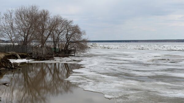 Река, покрытая льдом, архивное фото - Sputnik Казахстан