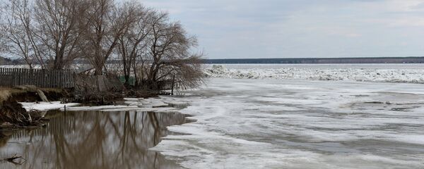 Река, покрытая льдом, архивное фото - Sputnik Казахстан