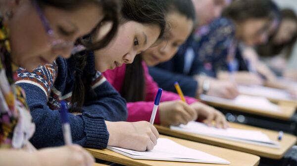 Архивное фото студентов во время экзамена - Sputnik Казахстан