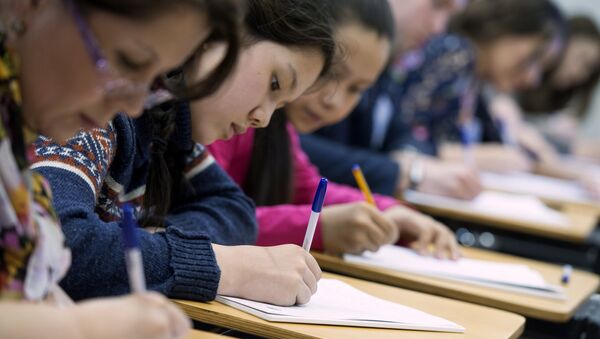 Студенты пишут диктант, архивное фото - Sputnik Казахстан
