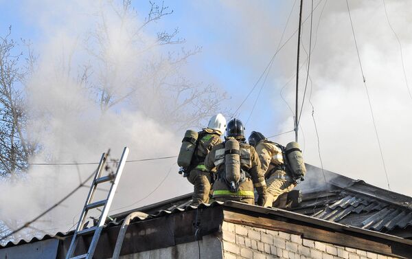 Тушение пожара в жилом доме в Петропавловске - Sputnik Казахстан