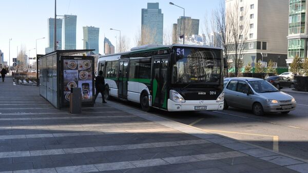 Автобус на остановке, архивное фото - Sputnik Казахстан