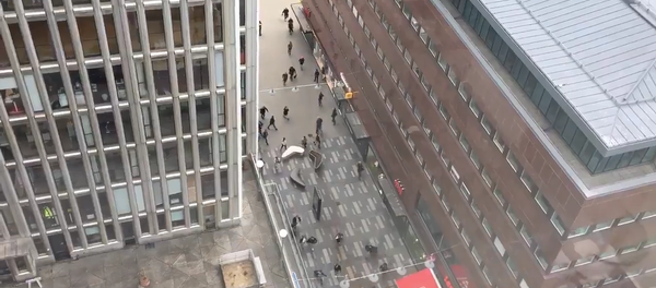 Люди убегали от места наезда грузовика на толпу пешеходов в Стокгольме - Sputnik Казахстан