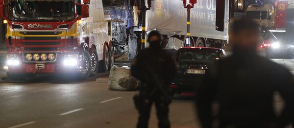 Грузовик врезался в толпу людей на главной пешеходной улице Стокгольма Дроттнинггатан, фото с места события - Sputnik Казахстан