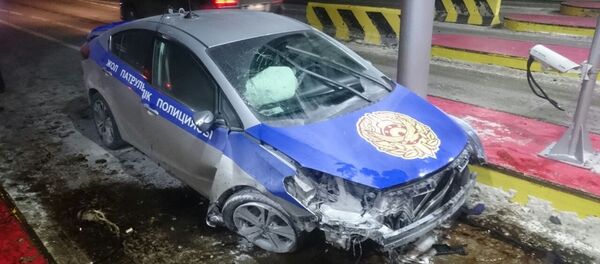 Разбитый полицейский автомобиль Разбитый полицейский автомобиль - Sputnik Казахстан