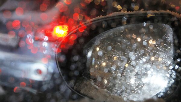 Капли дождя на зеркале автомобиля - Sputnik Казахстан