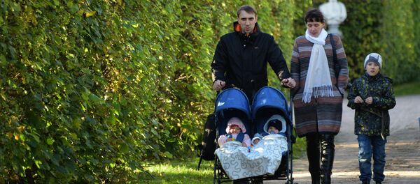 Семья с детьми на прогулке, архивное фото Семья с детьми на прогулке, архивное фото - Sputnik Казахстан