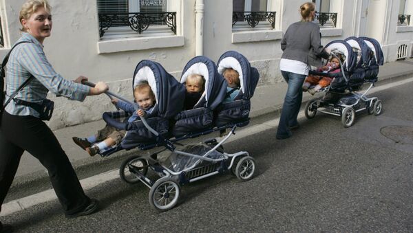 Прогулка с детьми в коляске, архивное фото - Sputnik Казахстан