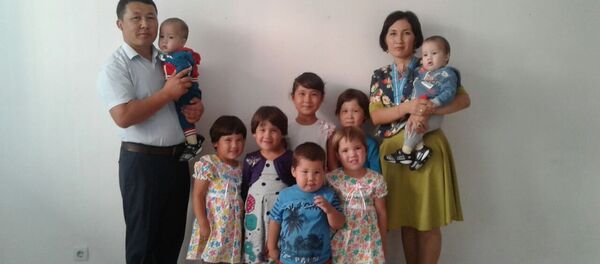 Оңтүстік Қазақстанда үш рет егіз босанған ананы марапттады Оңтүстік Қазақстанда үш рет егіз босанған ананы марапттады - Sputnik Қазақстан